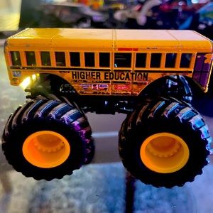 Hot Wheels Monster Jam Higher Education School Bus Monster Truck